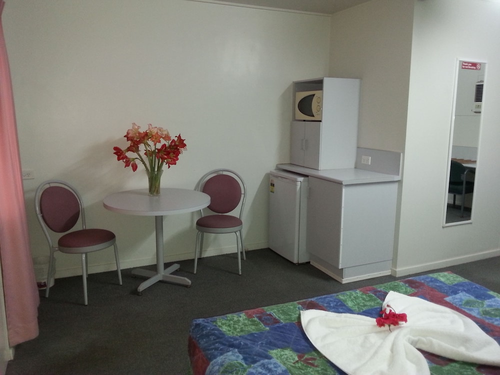 golden fountain motel