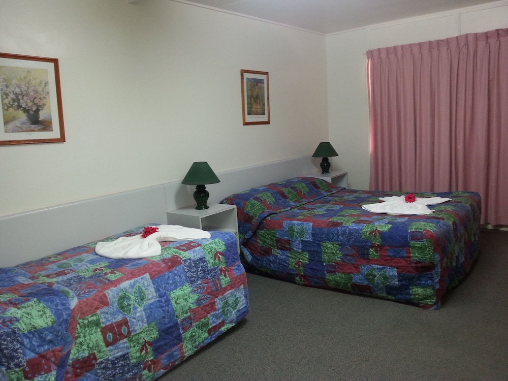 golden fountain motel