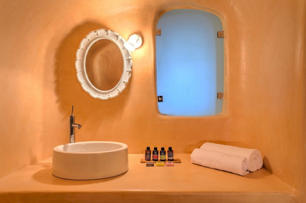 luna santorini suites