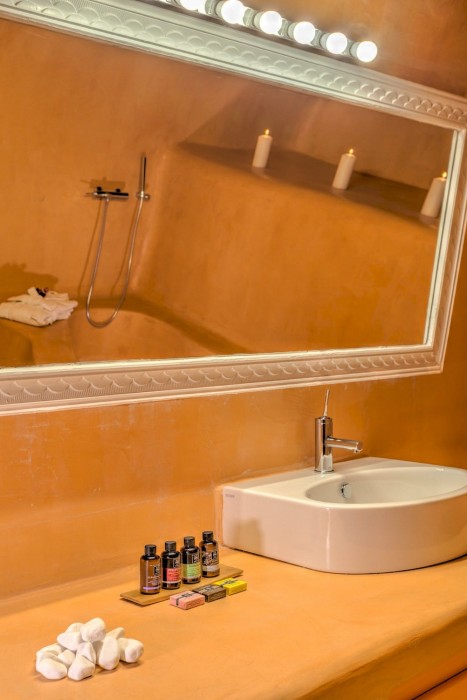 luna santorini suites