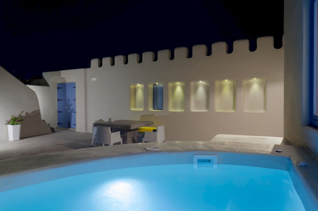 luna santorini suites