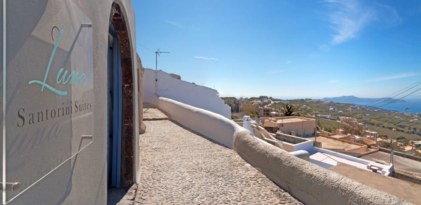 luna santorini suites