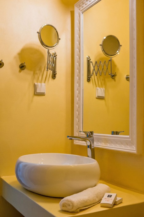 luna santorini suites