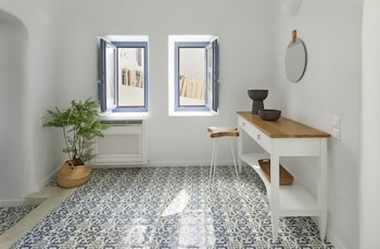 luna santorini suites