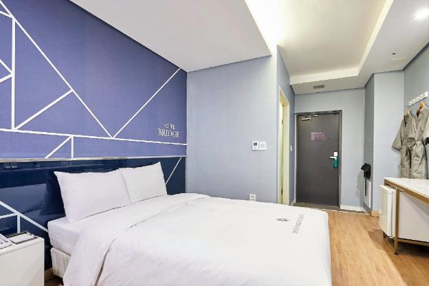 hotel bridge