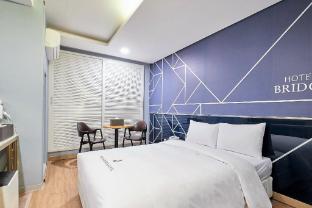 hotel bridge