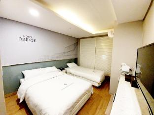 hotel bridge