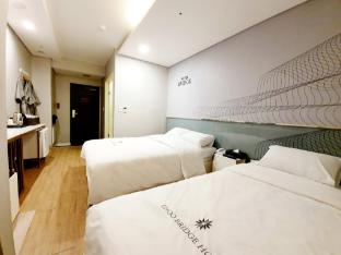 hotel bridge