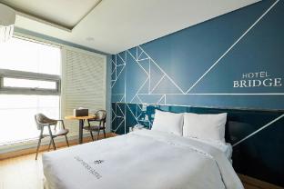 hotel bridge