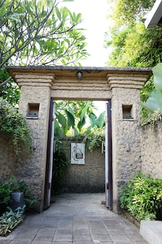 louto dmell guesthouse and villa