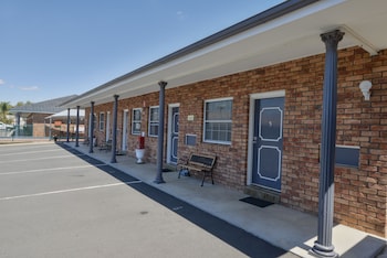 Cadman Motor Inn & Apartments,New South Wales>>Gunnedah,4 star
