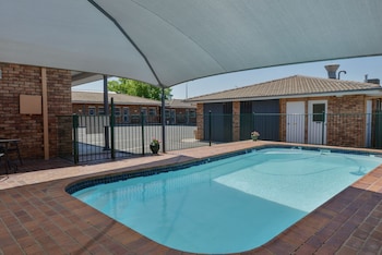 Cadman Motor Inn & Apartments,New South Wales>>Gunnedah,4 star