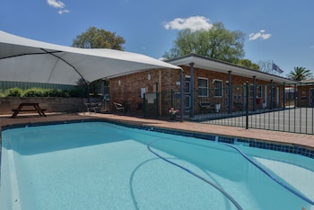 Cadman Motor Inn & Apartments,New South Wales>>Gunnedah,4 star