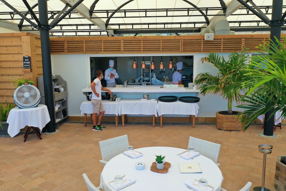 le domaine anse marcel beach resort