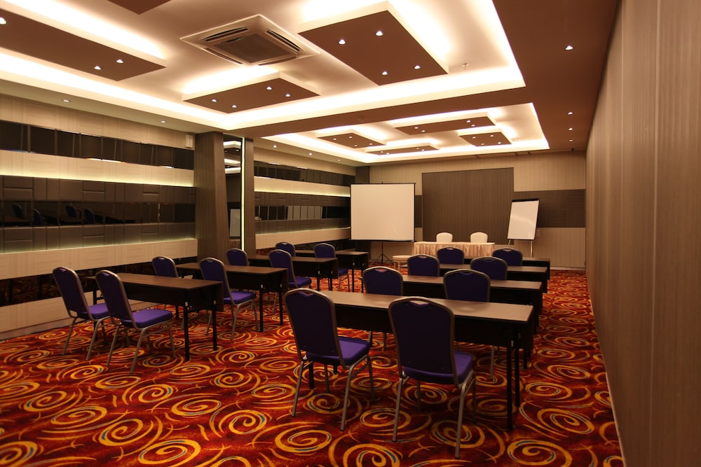 w three premier hotel lagaligo