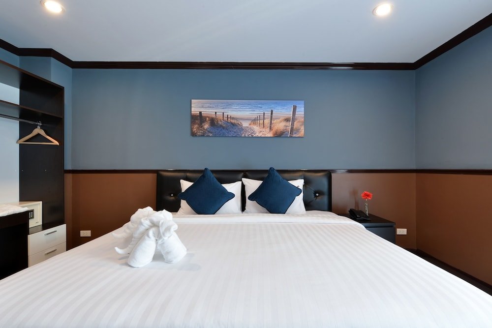 the breton hotel media