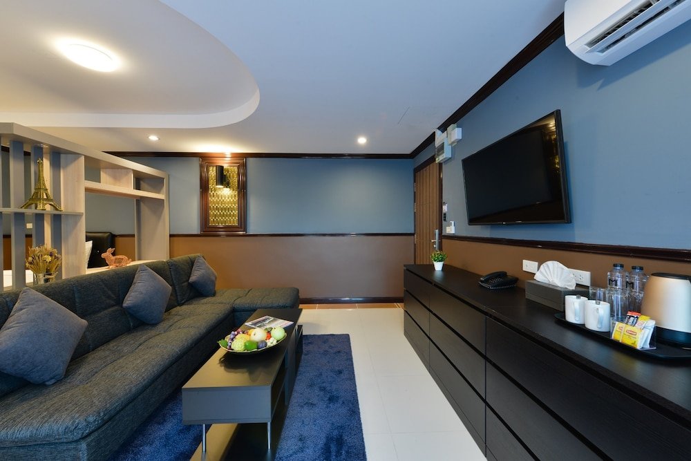 the breton hotel media