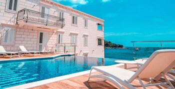 boutique pine tree apartments