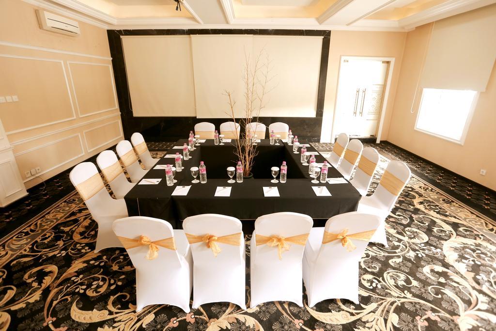 Adhiwangsa Hotel & Convention Hall,Colomadu>>Central Java,3 star
