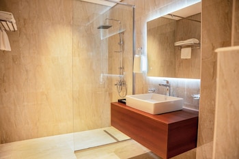 golden tulip muscat the village