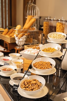 golden tulip muscat the village