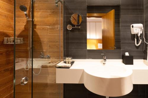 reya creek hotel
