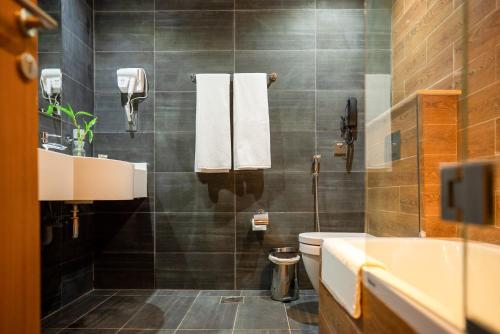 reya creek hotel
