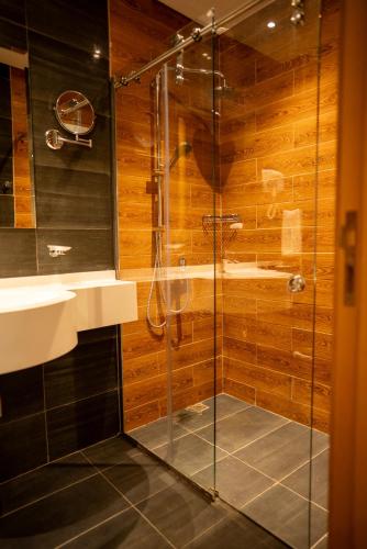 reya creek hotel