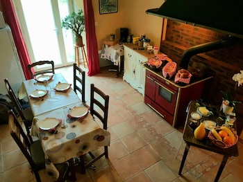 Aux Chambres Du Chadoux De Chateaubourg,,3 star