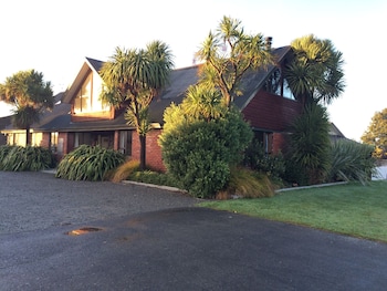 snow denn lodge hostel