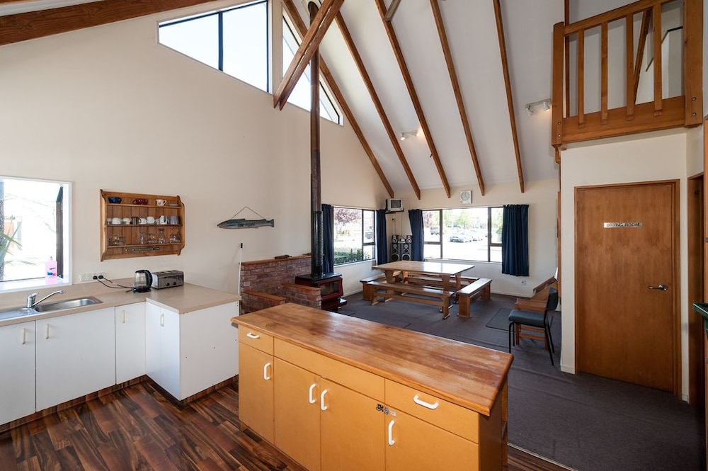 snow denn lodge hostel