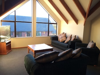 snow denn lodge hostel