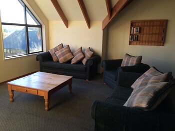 snow denn lodge hostel