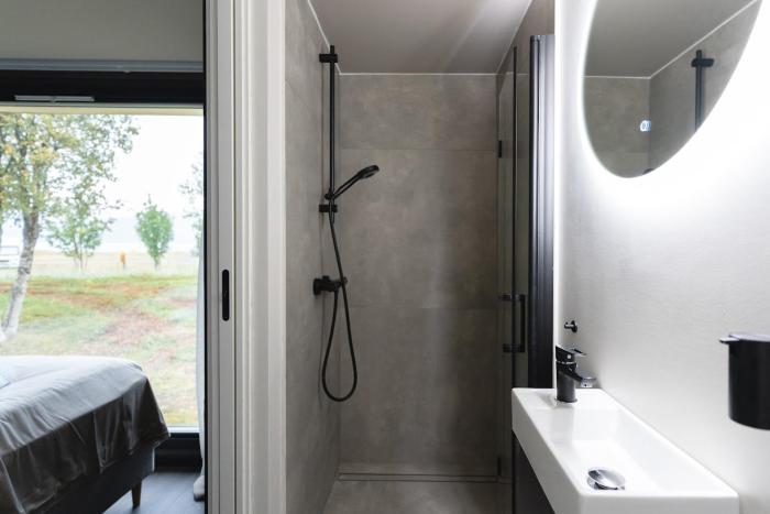 aera aurora glass cabins