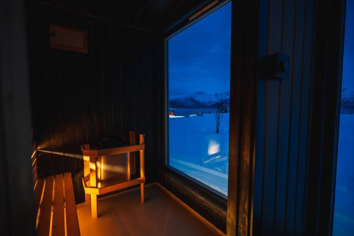 aera aurora glass cabins