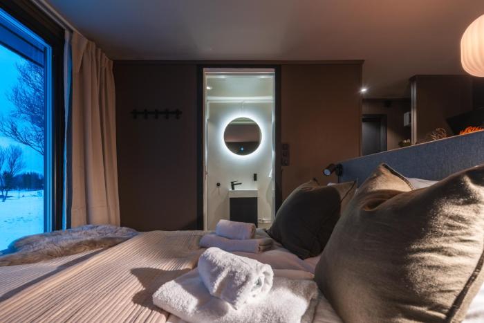 aera aurora glass cabins