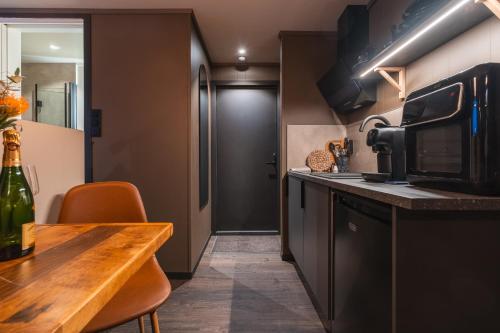 aera aurora glass cabins