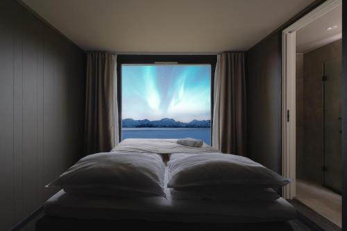 aera aurora glass cabins