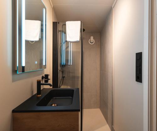 aera aurora glass cabins