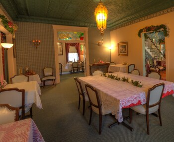 inn of the six toed cat