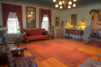 inn of the six toed cat