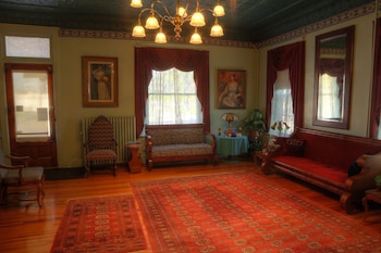 inn of the six toed cat