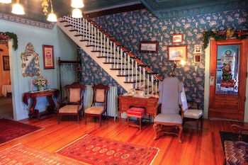 inn of the six toed cat