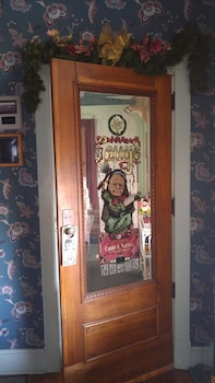 inn of the six toed cat
