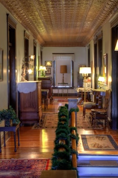 inn of the six toed cat