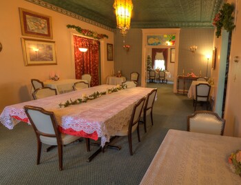 inn of the six toed cat
