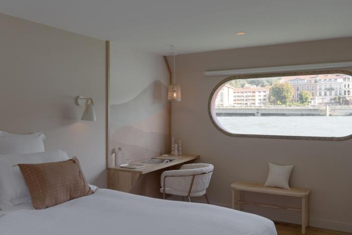 la peniche bed and bicycle vienne