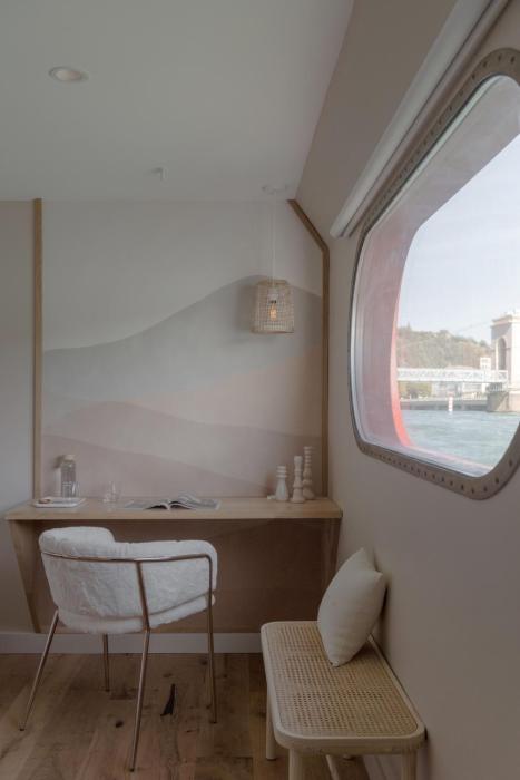 la peniche bed and bicycle vienne