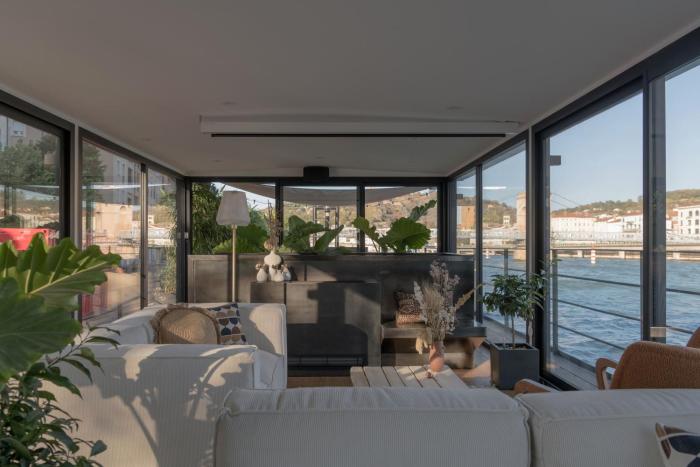 la peniche bed and bicycle vienne