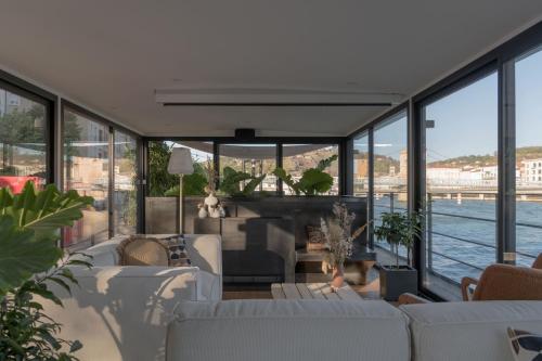 la peniche bed and bicycle vienne